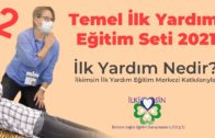 İlk yardım, acil bir durumda bir kişinin sağlığını korumak ve iyileştirmek amacıyla yapılan temel müdahaleleri ifade eder. Bu müdahaleler, profesyonel sağlık hizmetleri ulaşana kadar hayat kurtarıcı olabilir ve durumun kötüleşmesini önlemeye yardımcı olabilir. İlk yardım uygulamaları, ciddi yaralanmalar veya sağlık sorunları yaşamış kişilere, acil durumlar sırasında profesyonel sağlık ekipleri gelene kadar yapılan geçici müdahalelerdir.  İlk Yardımın Temel Amaçları Şunlardır:  Hayatı Korumak: Acil durumda, kişinin hayatını tehlikeye atabilecek durumları (örneğin, solunum yolu tıkanıklığı, kalp durması) hızla ve etkili bir şekilde ele almak.  Durumu Stabilize Etmek: Kişinin sağlık durumunu daha da kötüleşmeden stabilize etmek. Örneğin, bir yaralanmanın daha fazla kanama yapmasını önlemek veya bir kişinin şok geçirmesini engellemek.  Ağrıyı Hafifletmek: Yaralı veya hasta kişinin acısını hafifletmek ve rahatsızlığını azaltmak.  Acil Servis Ekiplerine Hazırlık: Profesyonel sağlık hizmetleri gelene kadar, kişiyi güvenli bir durumda tutmak ve gerekli bilgileri toplamak.  İlk Yardımda Uygulanan Temel Müdahaleler:  Hava Yolu Açıklığı (ABC): Hava yolunu açmak, solunumun olup olmadığını kontrol etmek ve gerekli durumlarda yapay solunum uygulamak.  Kanama Kontrolü: Kanamayı durdurmak için basınç uygulamak, yara üzerine temiz bir bandaj koymak veya gerekirse turnike kullanmak.  Şok Yönetimi: Şok belirtilerini tanımak (örneğin, solukluk, terleme, hızla düşen kan basıncı) ve uygun şekilde yönetmek.  Kalp Masajı ve Yapay Solunum: Kalp durması durumunda CPR (kardiyopulmoner resüsitasyon) uygulamak ve gerekli durumlarda yapay solunum yapmak.  Yanık ve Sıcak Çarpması: Yanıkları soğutmak ve sıcak çarpması yaşayan kişiye uygun ilk yardım uygulamak.  Kırık ve Çıkıklar: Kırık veya çıkık durumlarında hareketsizlik sağlamak ve uygun bandajlama tekniklerini uygulamak.  İlk Yardımın Önemi:  Acil Durumlarda Hayat Kurtarabilir: Hızlı ve etkili ilk yardım müdahaleleri, ciddi sonuçları önleyebilir ve kişinin hayatta kalma şansını artırabilir. Durumun Kötüleşmesini Önler: Sağlık hizmetleri gelene kadar kişinin durumunun kötüleşmesini önleyebilir. Aciliyetin Yönetimi: Profesyonel sağlık ekiplerine durumu daha iyi bir şekilde iletebilmek için ilk yardım bilgisi önemlidir. İlk yardım eğitimi almak, acil durumlarda doğru ve etkili müdahale yapabilme yeteneğinizi artırır ve çevrenizdekilerin hayatını koruma konusunda önemli bir beceri kazandırır.